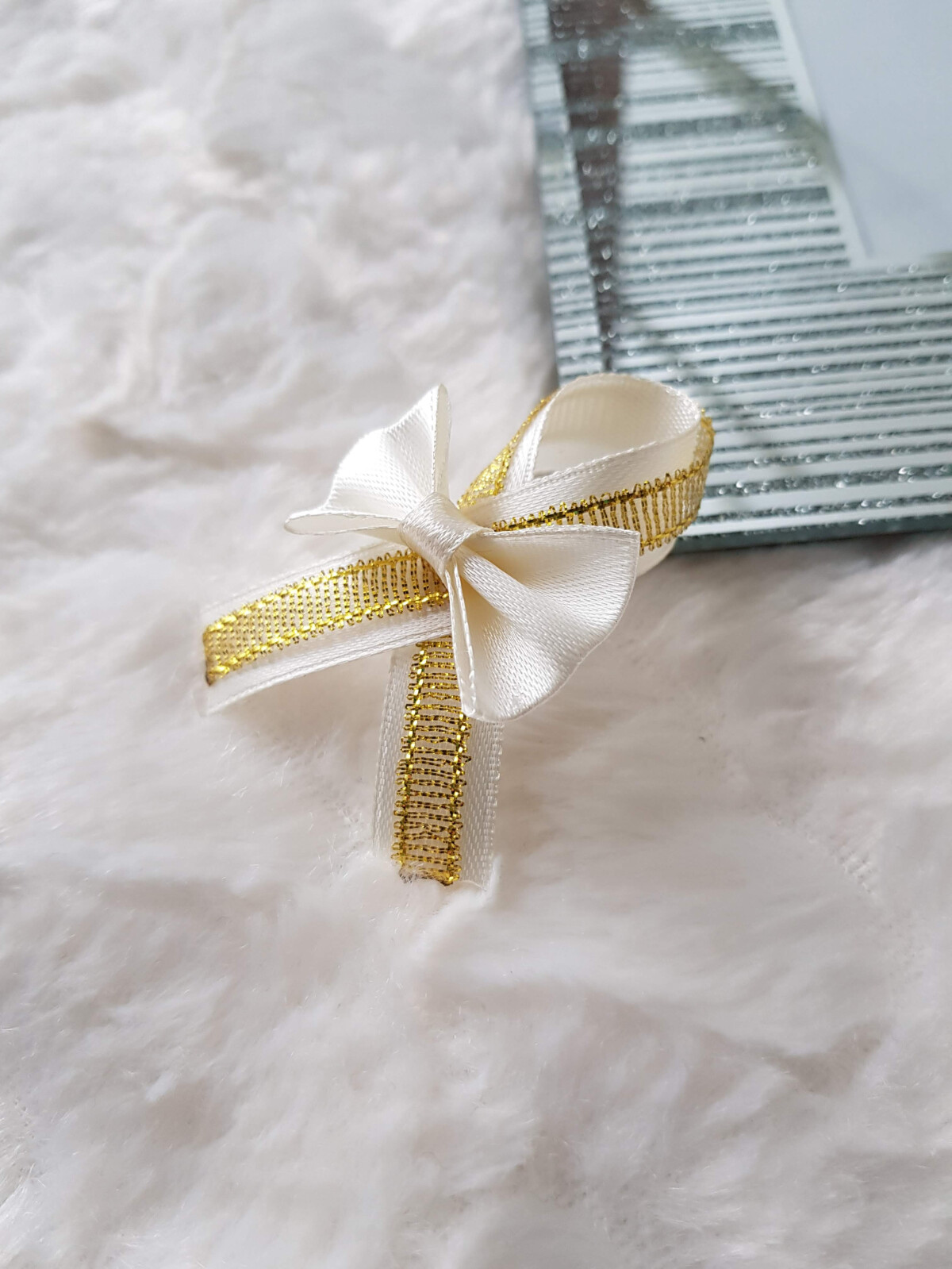 Przypinki dla gości weselnych ecru złote
