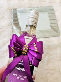 Kokardki na alkohol weselny fiolet