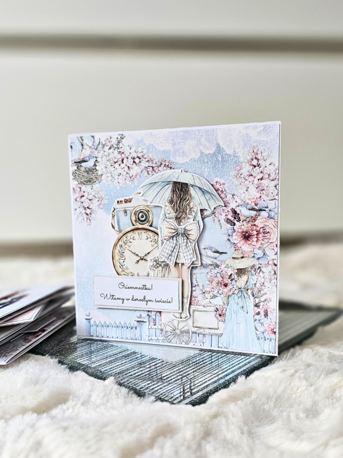 Kartka z okazji urodzin dla dziewczyny na osiemnastkę, dziewczyna z parasolką