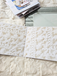 Kartka z okazji urodzin dla dziewczyny na osiemnastkę, dziewczyna z parasolką