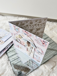 Kartka z okazji urodzin dla dziewczyny, dziewczyna z parasolką