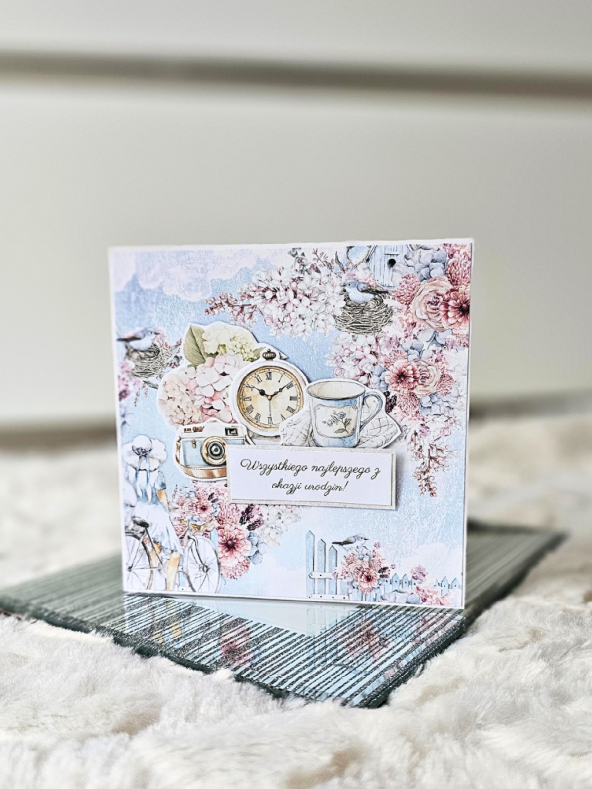 Kartka urodzinowa w wiejskim stylu - kobieta na rowerze