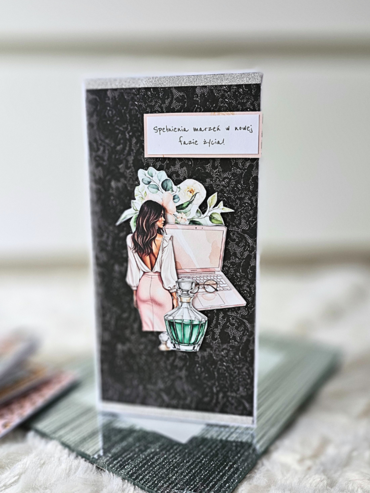Kartka urodzinowa -pełna elegancji, kobieta sukcesu